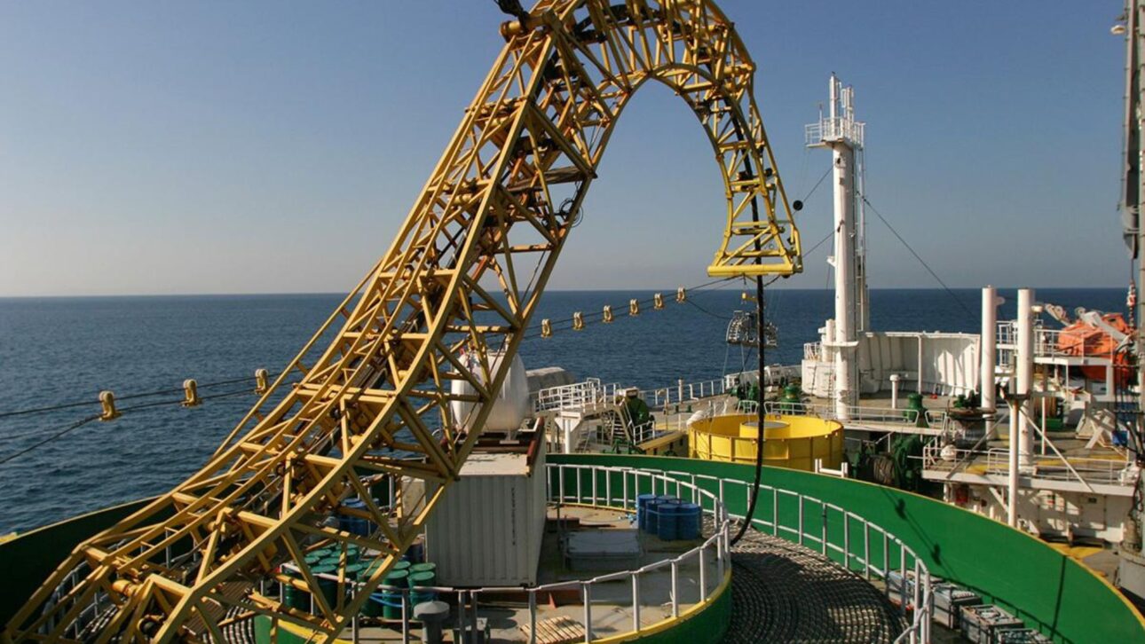 Grécia, Chipre e Israel planejam cabo submarino de 1.240 km no Mediterrâneo para integrar redes elétricas.