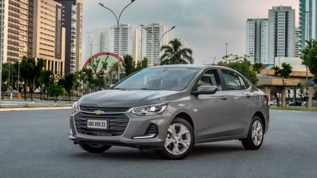 Chevrolet Onix Plus LT 1.0 manual é o sedã mais econômico da lista, com consumo de até 17,1 km/l na estrada com gasolina (Imagem: divulgação)