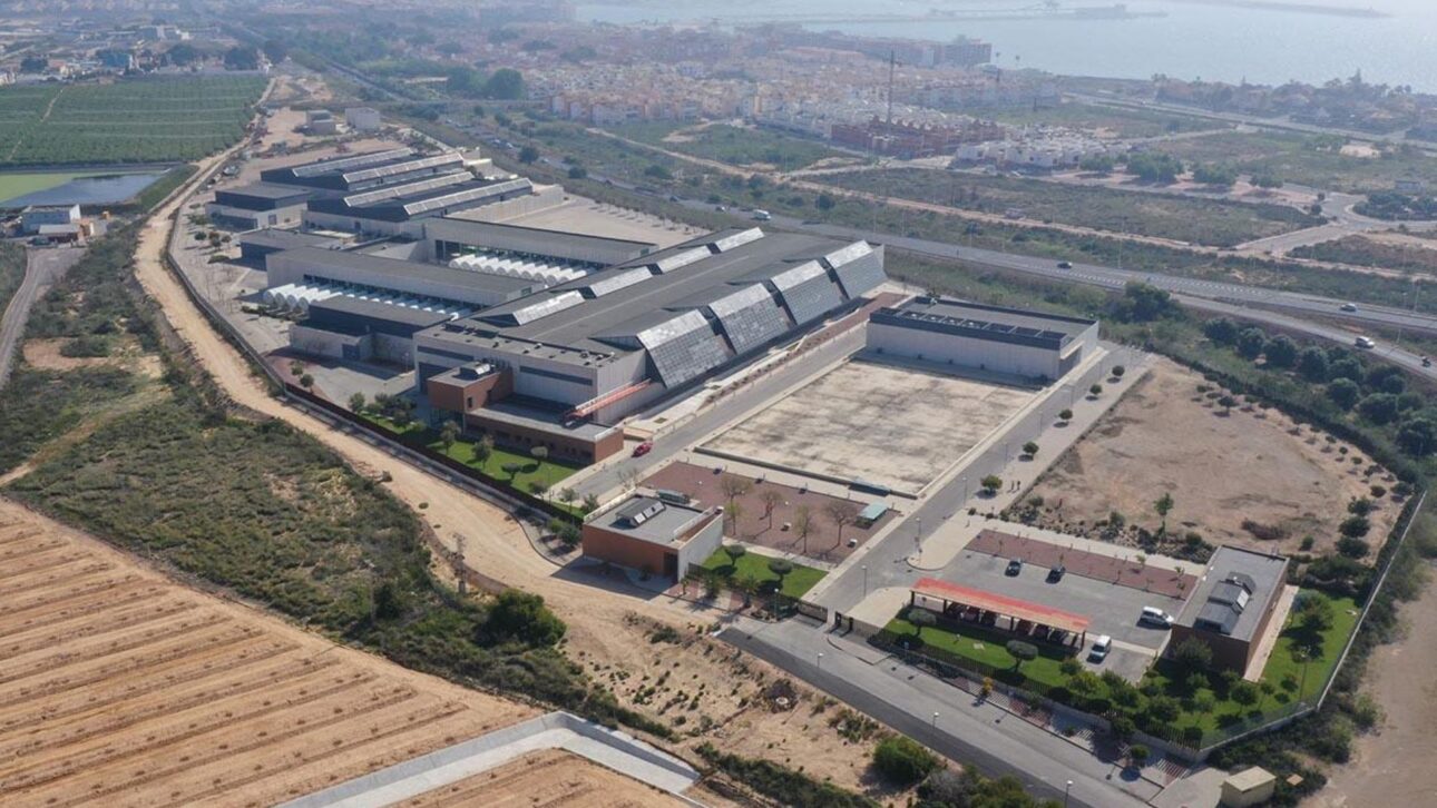 Espanha usa bloco de 3.700 toneladas para captar água do Mediterrâneo e abastecer a maior usina de dessalinização da Europa.