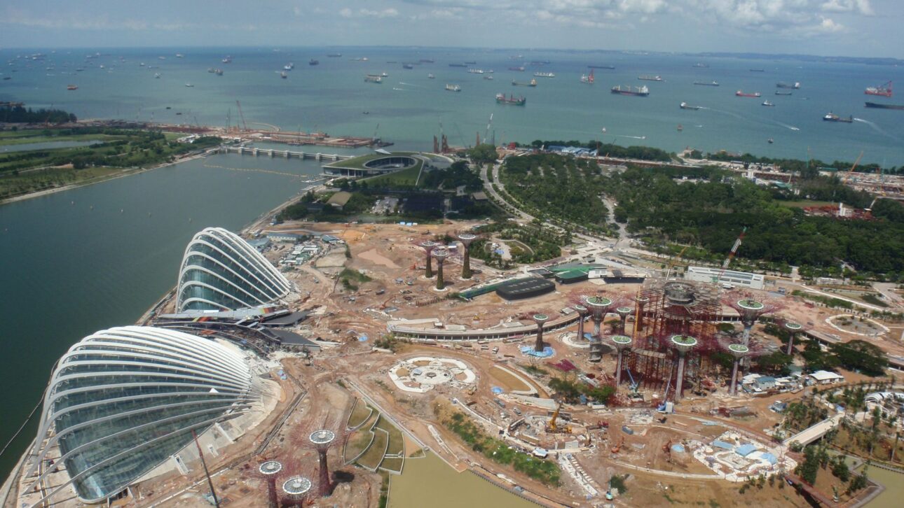 Conheça o megaprojeto de Singapura construído sobre o mar com superárvores, estufas gigantes e tecnologia sustentável.