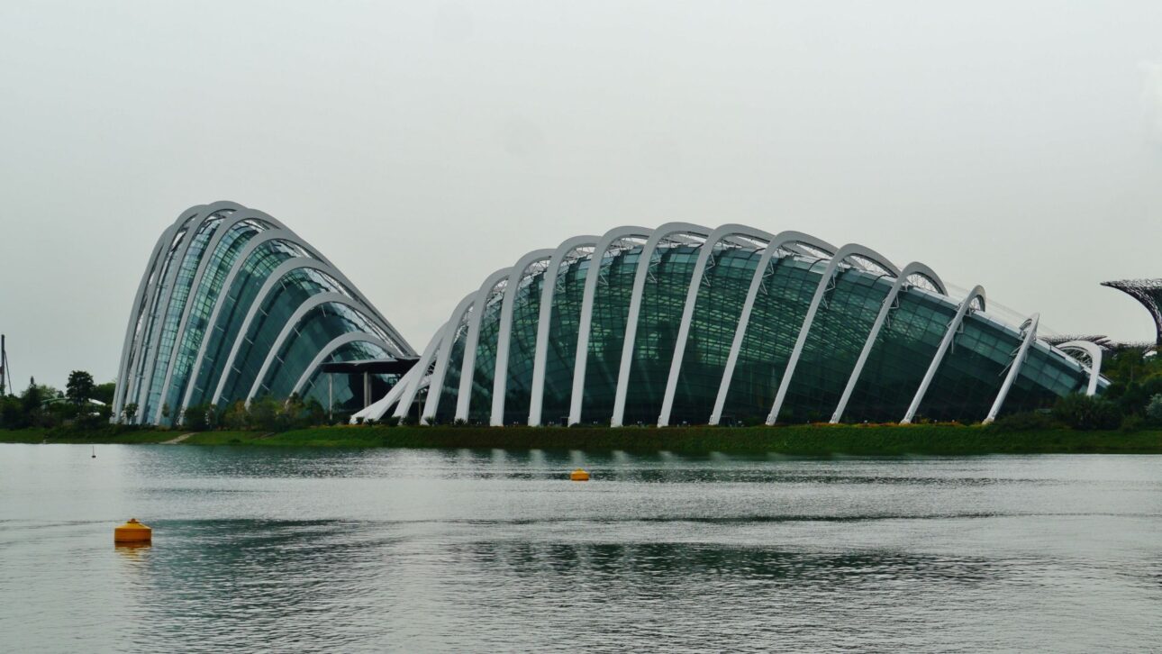 Conheça o megaprojeto de Singapura construído sobre o mar com superárvores, estufas gigantes e tecnologia sustentável.