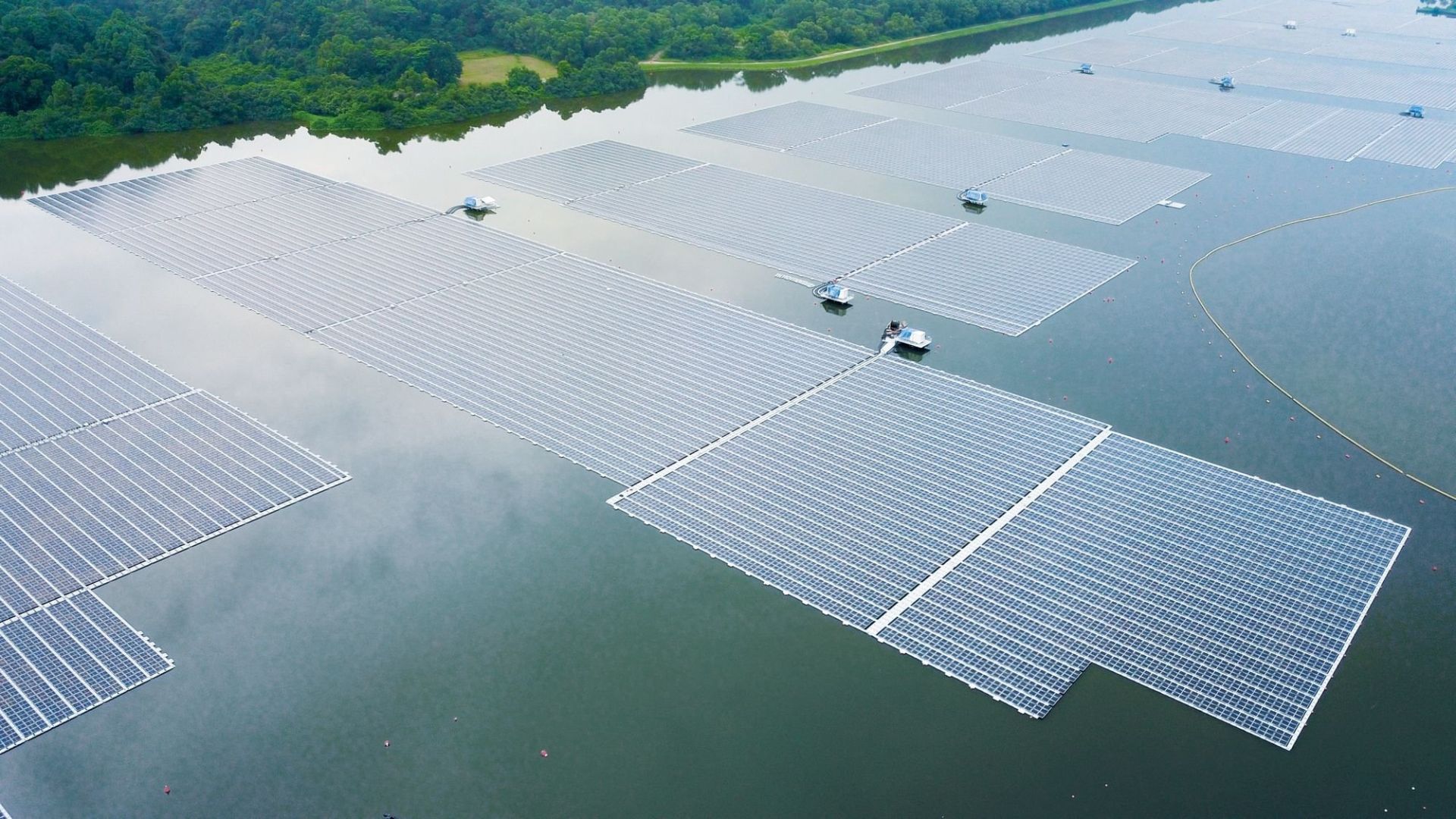 Austrália inaugura usina solar flutuante com 1.260 painéis bifaciais para gerar 600 mil kWh e reduzir emissões no setor de água.