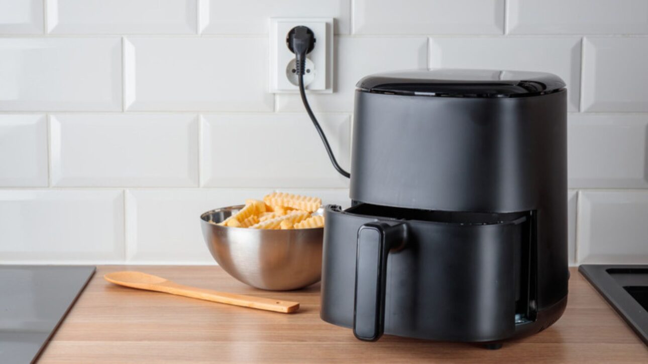 Air fryer e forno elétrico ligados na tomada podem aumentar o consumo de energia e elevar riscos de danos elétricos.
