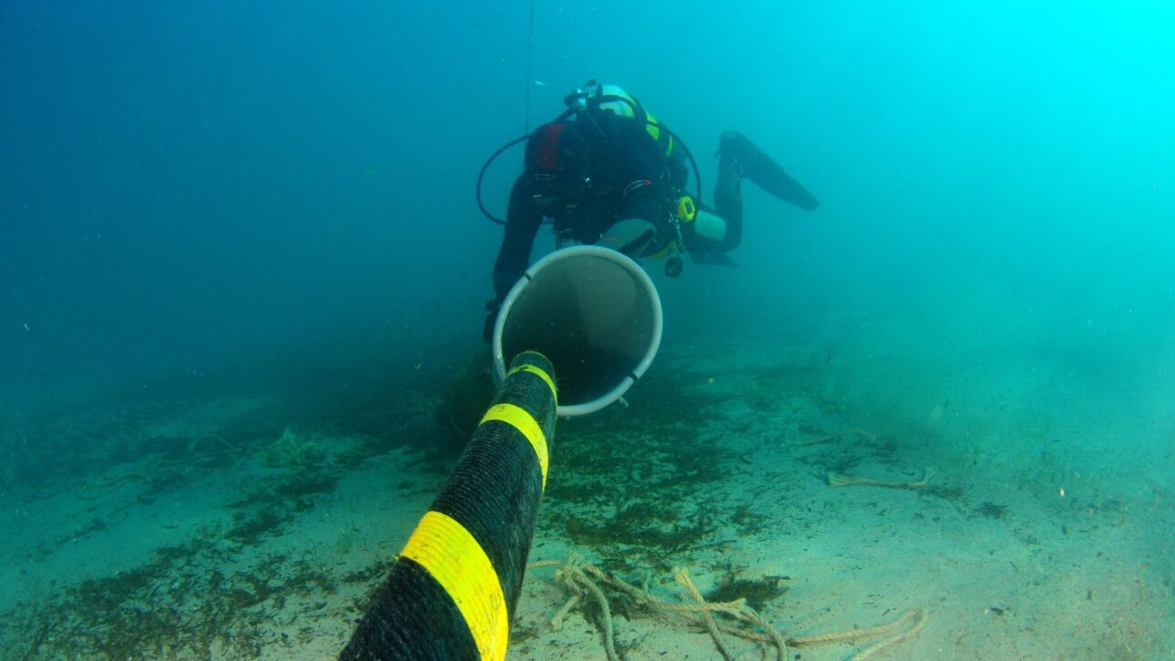 Grécia, Chipre e Israel planejam cabo submarino de 1.240 km no Mediterrâneo para integrar redes elétricas.