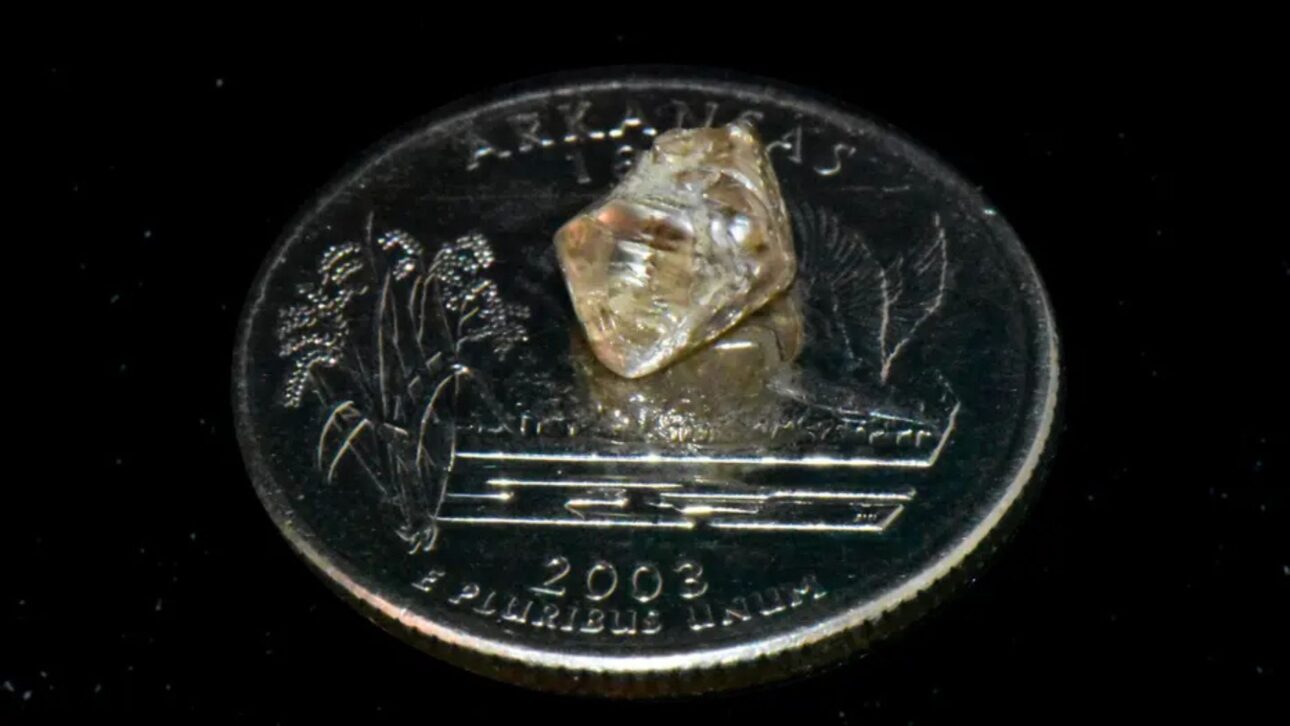 Turista de Nova York acha diamante de 2,30 quilates no Crater of Diamonds, parque vulcânico dos EUA onde visitantes ficam com gemas raras.