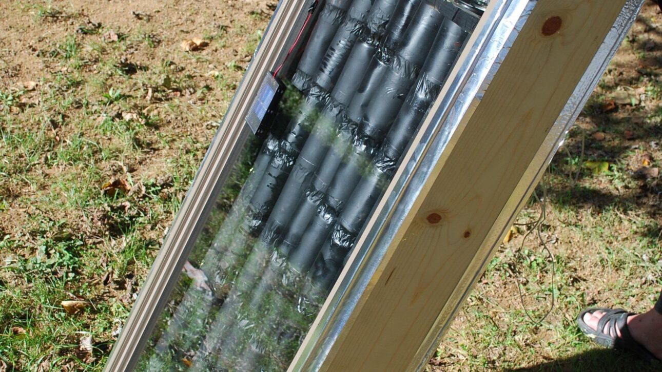 Aquecedor solar caseiro feito com latinhas recicladas usa energia solar para aquecer ambientes e pode reduzir o uso de eletricidade.