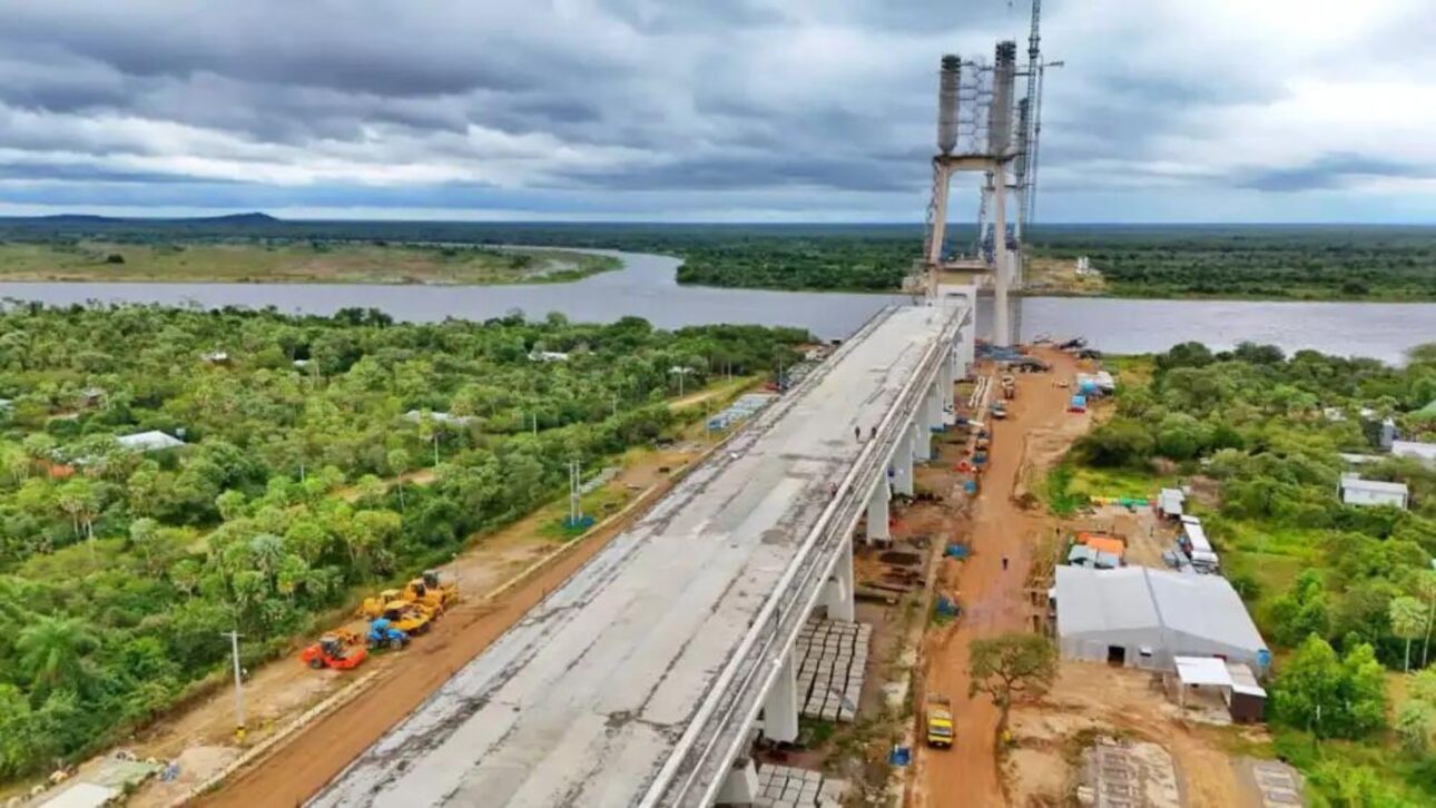Ponte Bioceânica entre Brasil e Paraguai avança com 90% das obras, mas entraves alfandegários ainda ameaçam a rota.