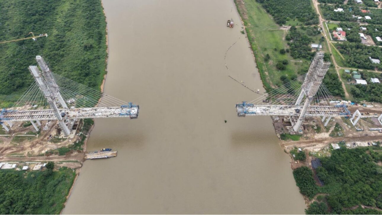 Ponte Bioceânica entre Brasil e Paraguai avança com 90% das obras, mas entraves alfandegários ainda ameaçam a rota.