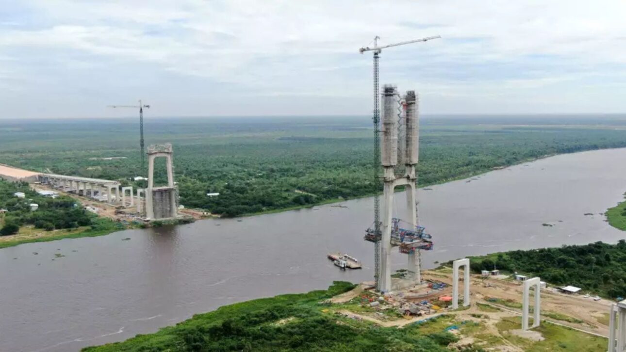 Ponte Bioceânica entre Brasil e Paraguai avança com 90% das obras, mas entraves alfandegários ainda ameaçam a rota.