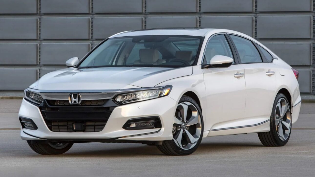 Honda Accord Touring 2018 usado entrega 255 cv, câmbio de 10 marchas, espaço amplo e preço menor que Corolla zero.