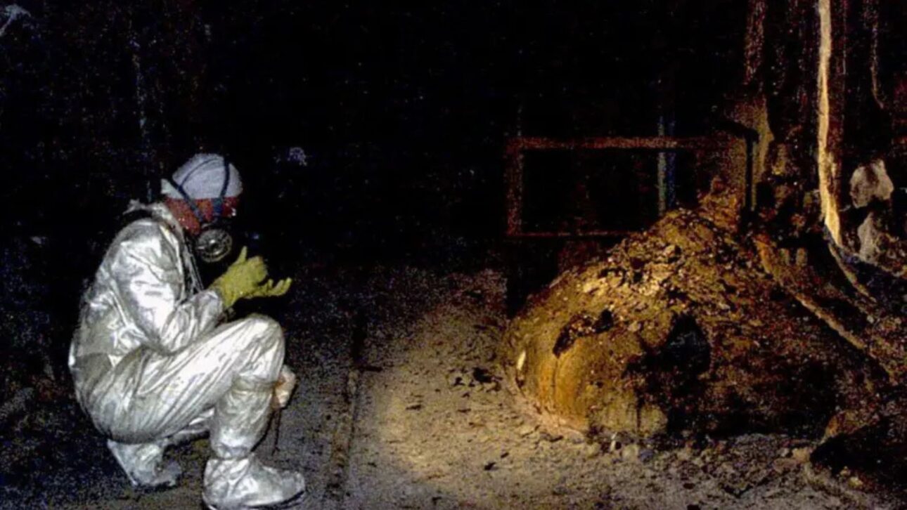 Cientista monitora áreas radioativas sob o reator 4 de Chernobyl, onde ainda há combustível nuclear e risco extremo.
