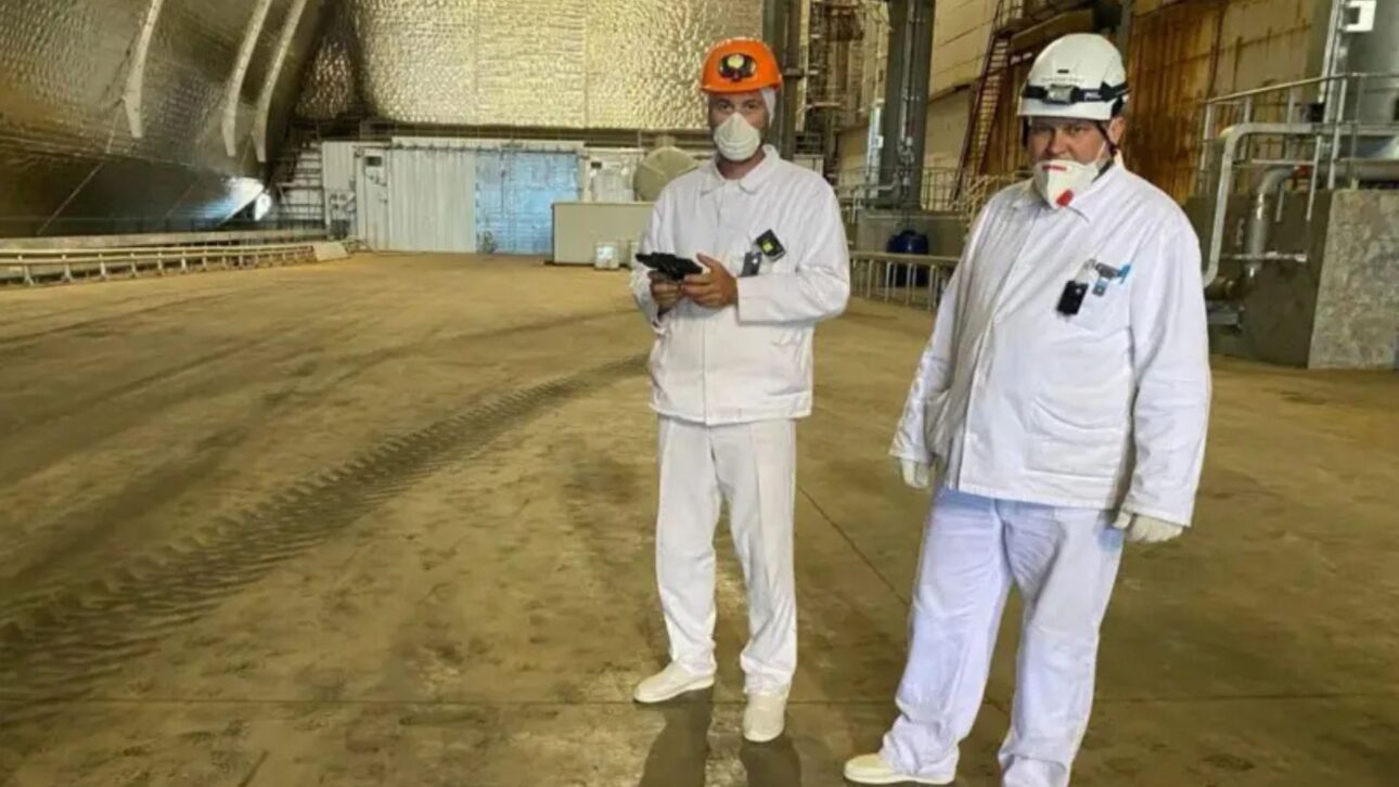 Cientista monitora áreas radioativas sob o reator 4 de Chernobyl, onde ainda há combustível nuclear e risco extremo.