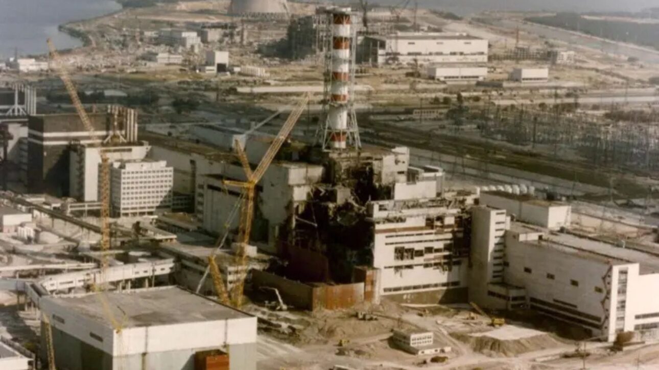 Cientista monitora áreas radioativas sob o reator 4 de Chernobyl, onde ainda há combustível nuclear e risco extremo.