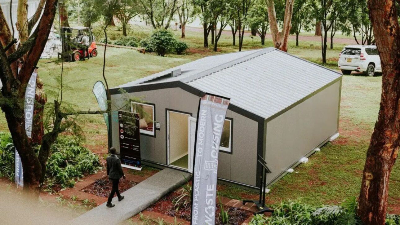 Startup norueguesa transforma plástico reciclado em casas populares de 60 m² e mira déficit habitacional na África.