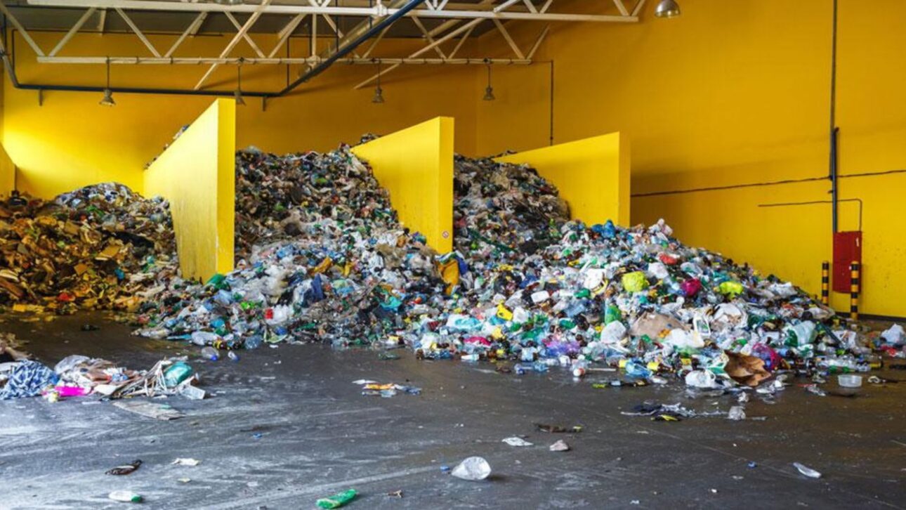 Tecnologia brasileira recicla plástico contaminado sem gerar efluentes, vence prêmio latino-americano e chega a Genebra.