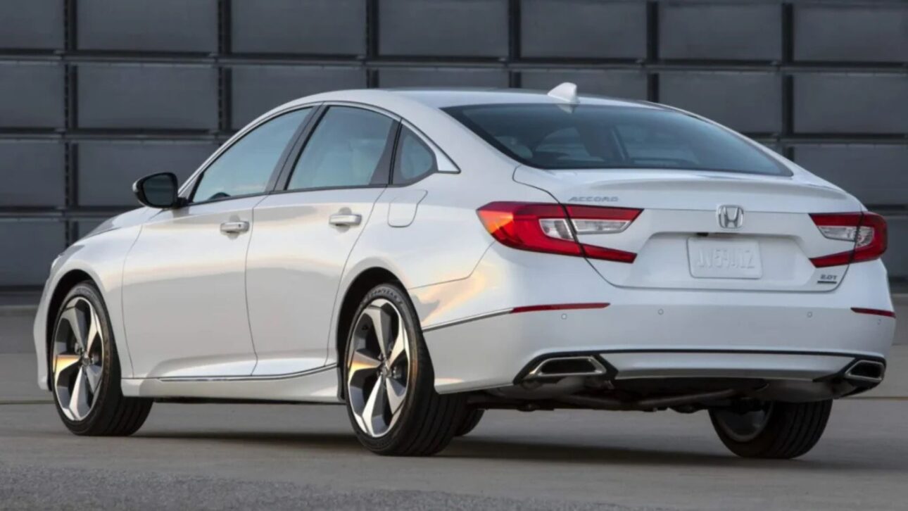 Honda Accord Touring 2018 usado entrega 255 cv, câmbio de 10 marchas, espaço amplo e preço menor que Corolla zero.
