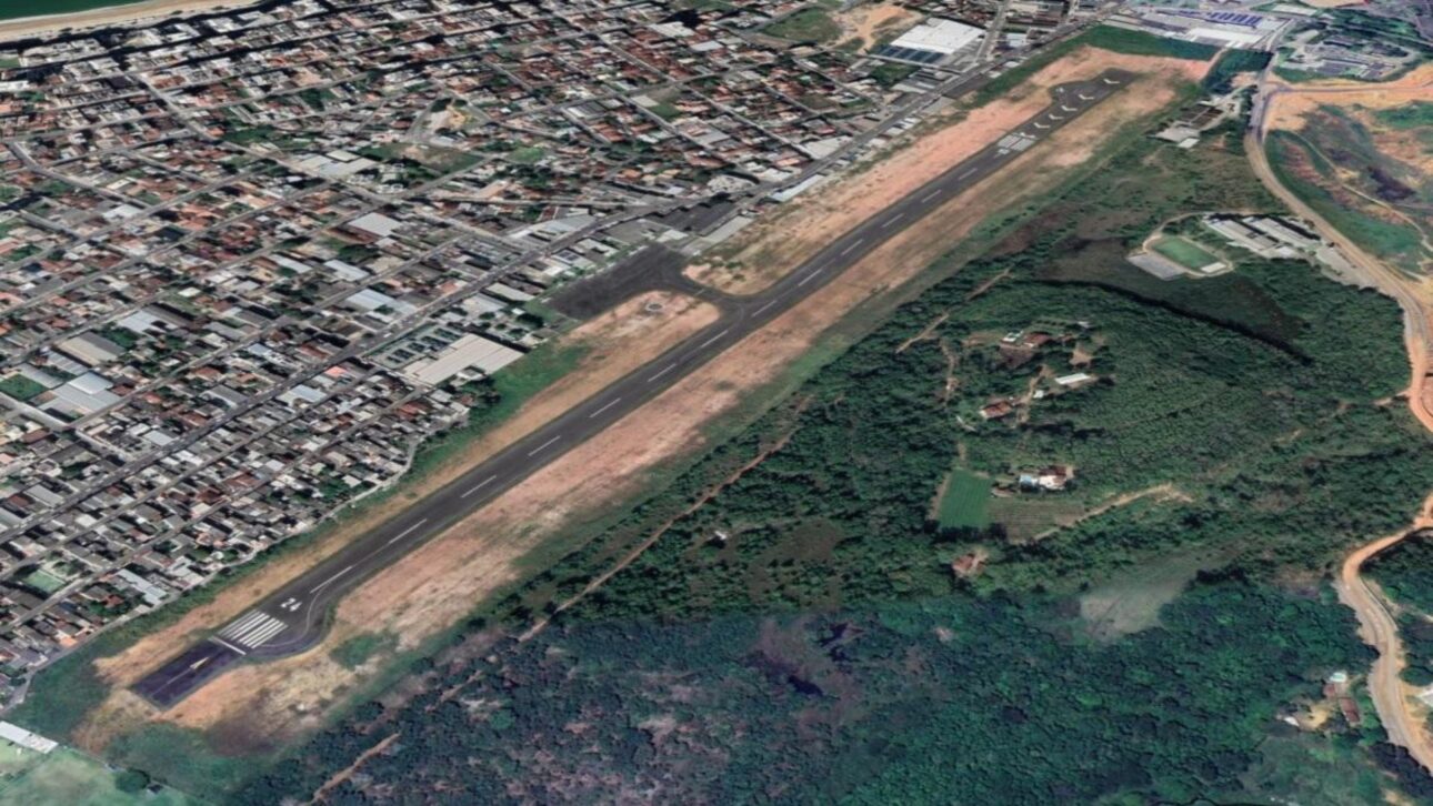 Aeroporto de Guarapari mostra pista atual e área urbana no ES, base do debate sobre novo hub logístico de cargas. (Imagem: AeroIN).