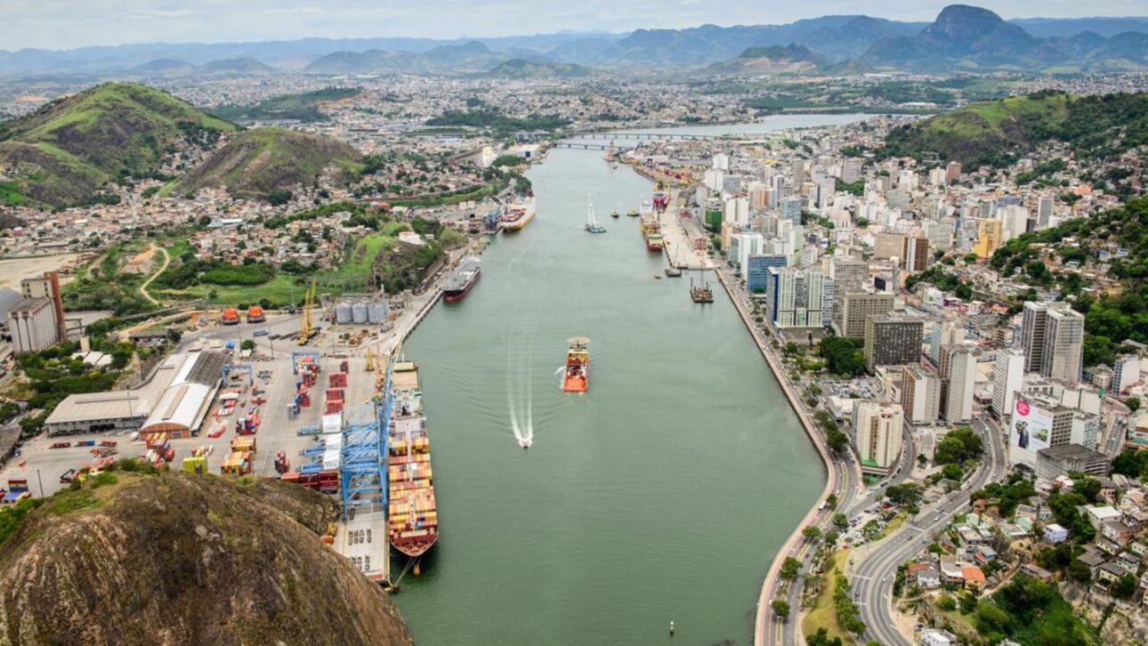 Porto de Vitória reforça integração logística do Espírito Santo com navios, contêineres e cargas no Sudeste. (Imagem: ES Brasil).