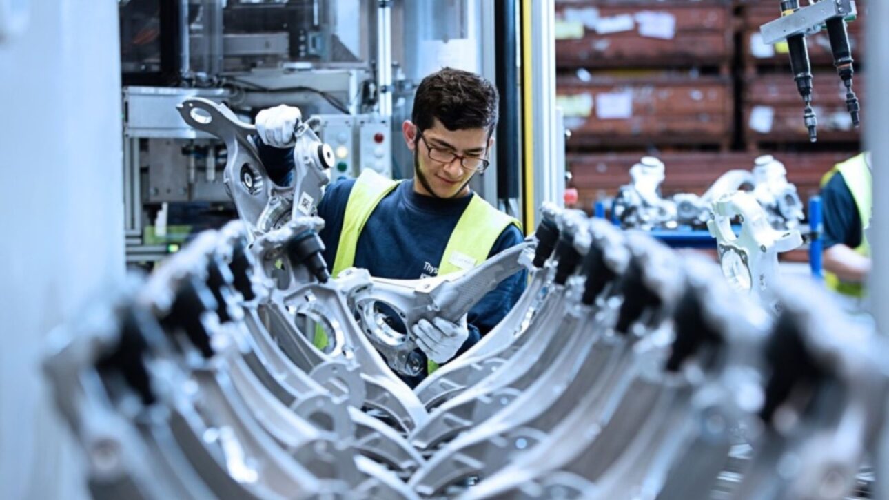 Thyssenkrupp fecha fábrica nos EUA, corta empregos e acelera reestruturação após crise no setor automotivo global.