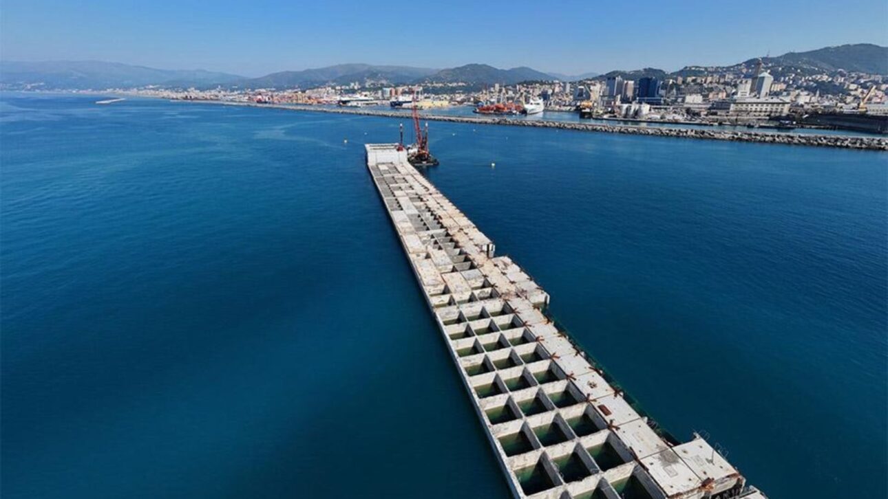 Itália ergue megacaixões de concreto no Mediterrâneo para ampliar o porto de Gênova e receber navios gigantes em obra bilionária.