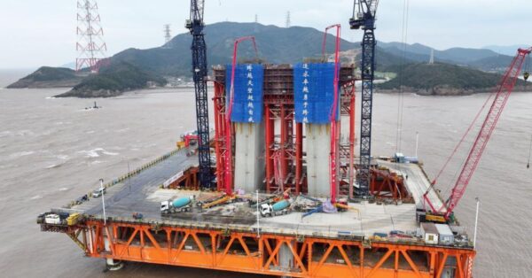 China avança na ponte Xihoumen, com torre de 294 metros no mar, vão de 1.488 metros e uso rodoferroviário no corredor Ningbo-Zhoushan.