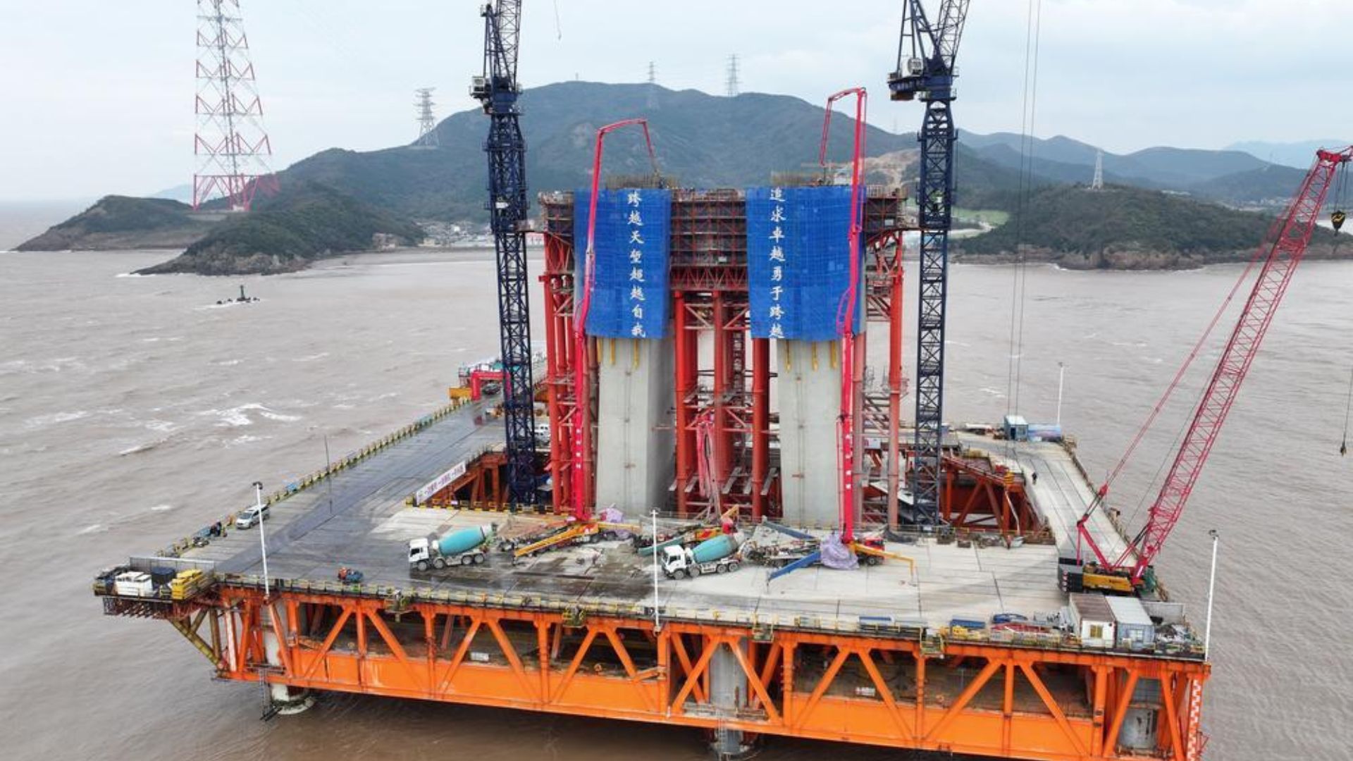 China avança na ponte Xihoumen, com torre de 294 metros no mar, vão de 1.488 metros e uso rodoferroviário no corredor Ningbo-Zhoushan.
