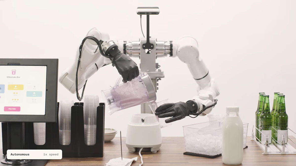 Robô com mãos inspiradas em humanos manipulando objetos em ambiente tecnológico avançado