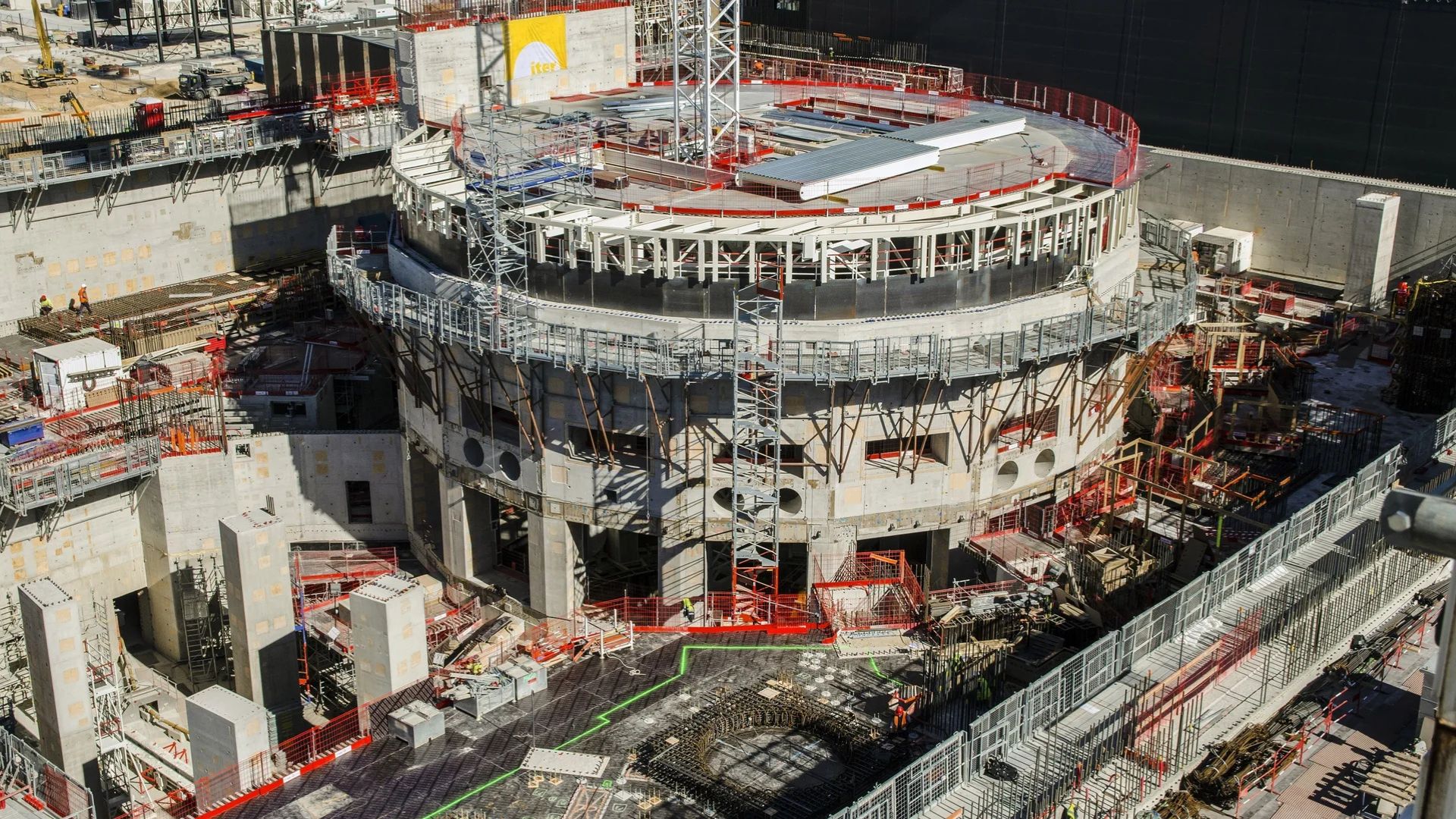 O ITER reuniu 10 milhões de componentes fabricados em 35 países para criar na França uma “estrela artificial” que vai aquecer plasma a 150 milhões de graus Celsius, temperatura dez vezes maior que a do núcleo do Sol