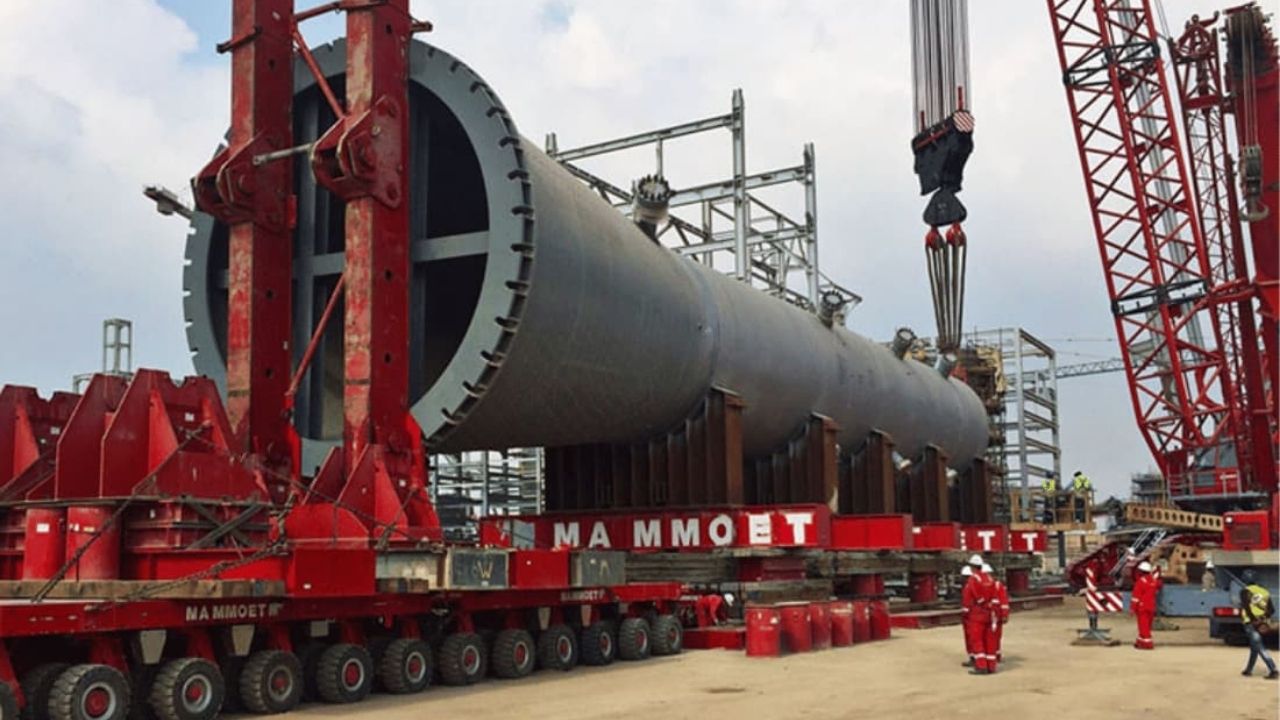 Maior carga já recebida pelo Egito percorre 247 km em transportadores autopropelidos da Mammoet, com reator de hidrorrefinaria de 1.220 toneladas, 102 eixos, reforço de túneis