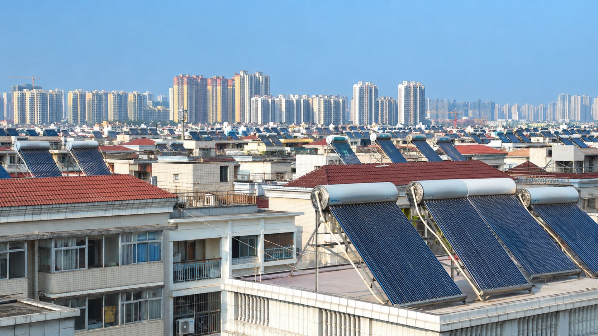 Mais de 85 milhões de casas na China aquecem água com tubos de vidro a vácuo, tecnologia barata e sem peças móveis. Nos EUA, ela não é proibida, mas custa mais caro.
