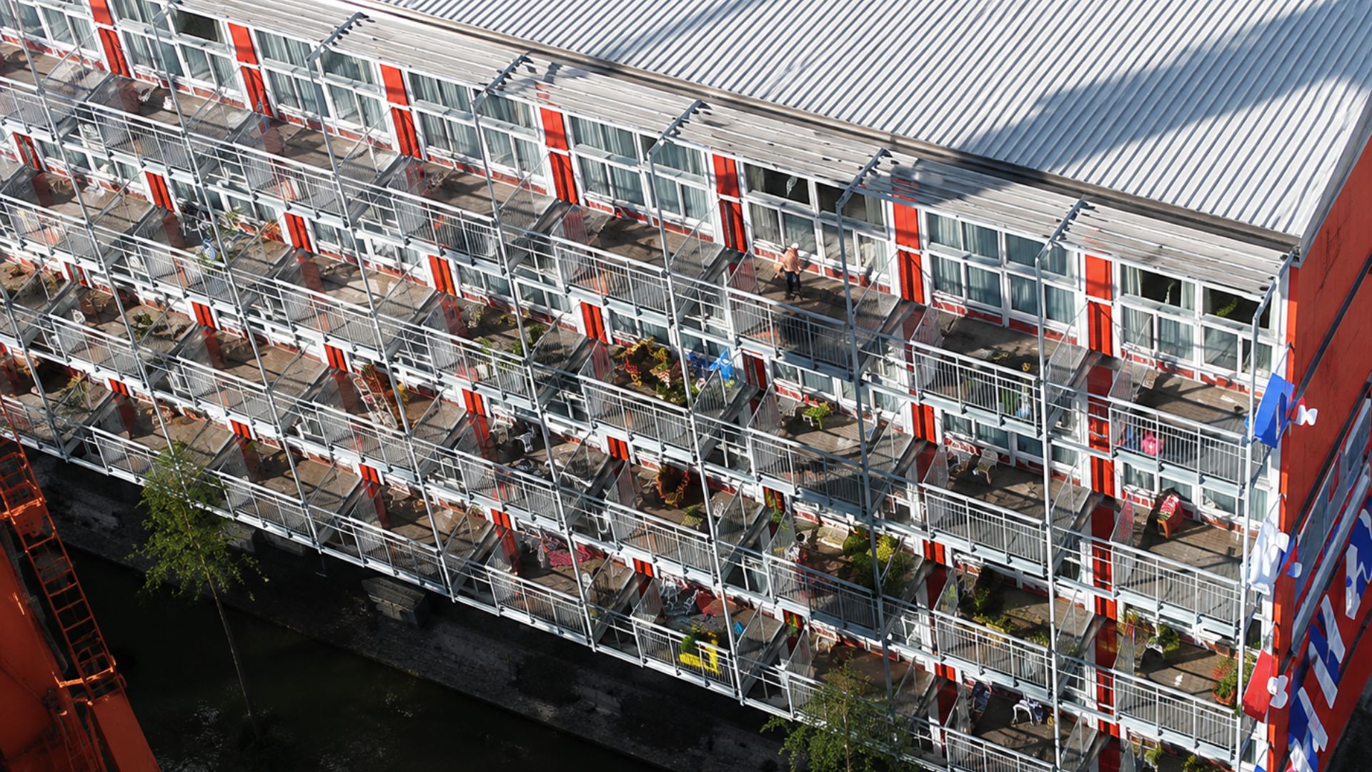 Maior condomínio de containers do mundo foi construído em Amsterdã para abrigar 1.034 estudantes em apartamentos de 28 m² e funcionou por 15 anos como solução de moradia.