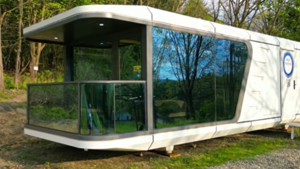 Mini casa futurista importada da China chega a Nova York por US$ 70 mil, abre teto, fecha cortinas por tablet e vira Airbnb inteligente que o dono aposta para transformar aluguel curto (5)