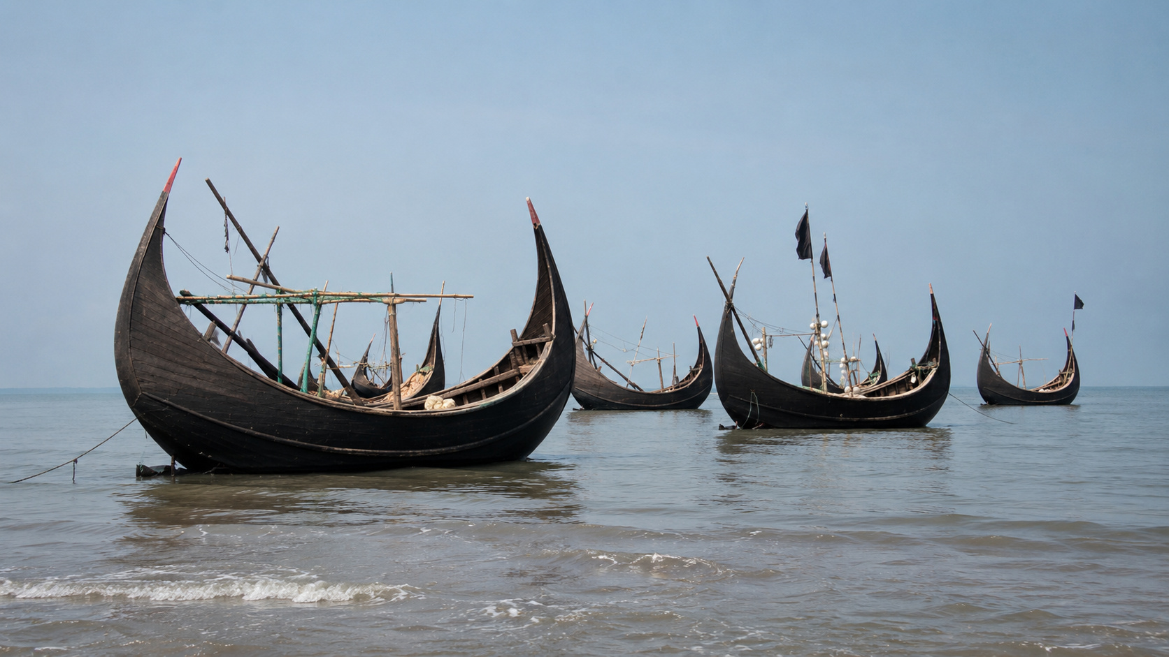 Barcos em formato de meia-lua desafiam ondas fortes, navegam em zigue-zague para não virar e ajudam pescadores a atravessar áreas perigosas onde embarcações comuns teriam dificuldade