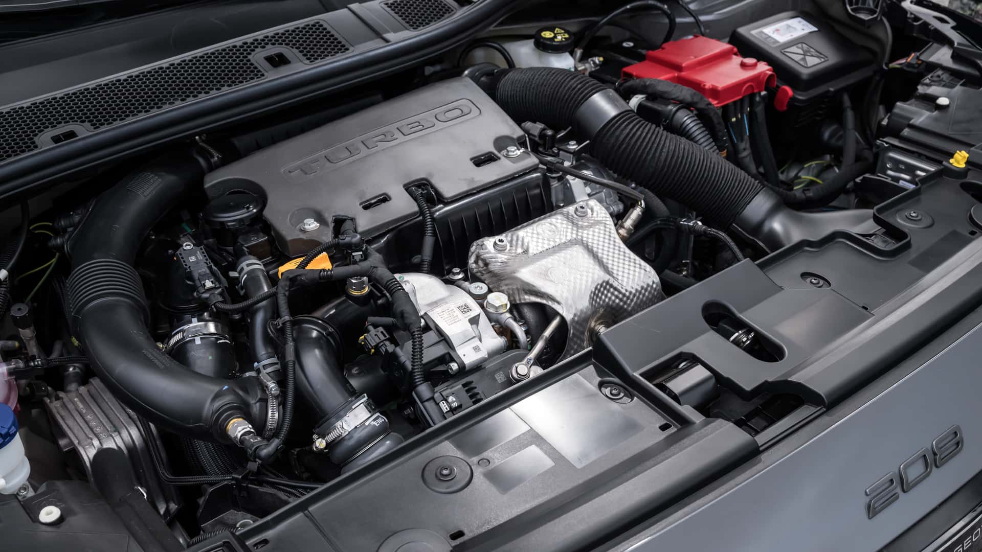 Com parcelas a partir de R$ 2.668 por mês, motor 1.0 de 75 cv, teto solar panorâmico, multimídia de 10,3 polegadas, câmera de ré de série e preço de R$ 91.990, o Peugeot 208 Style entrega mais equipamentos do que Onix, HB20 e Polo, que cobram até R$ 10 mil a mais para oferecer o mesmo