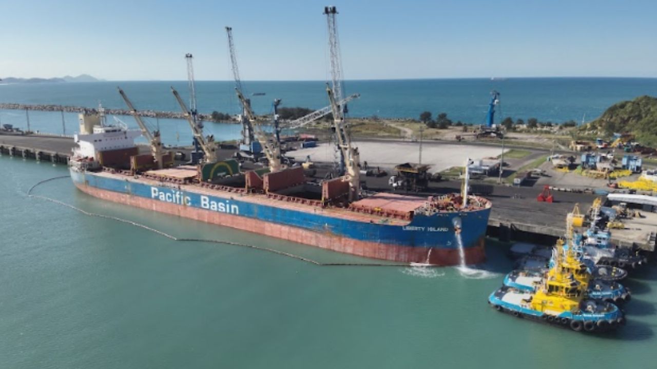Navios vindos dos Estados Unidos chegam ao Porto de Imbituba com mais de 150 mil toneladas de coque não calcinado e reforçam a força dos granéis sólidos em Santa Catarina