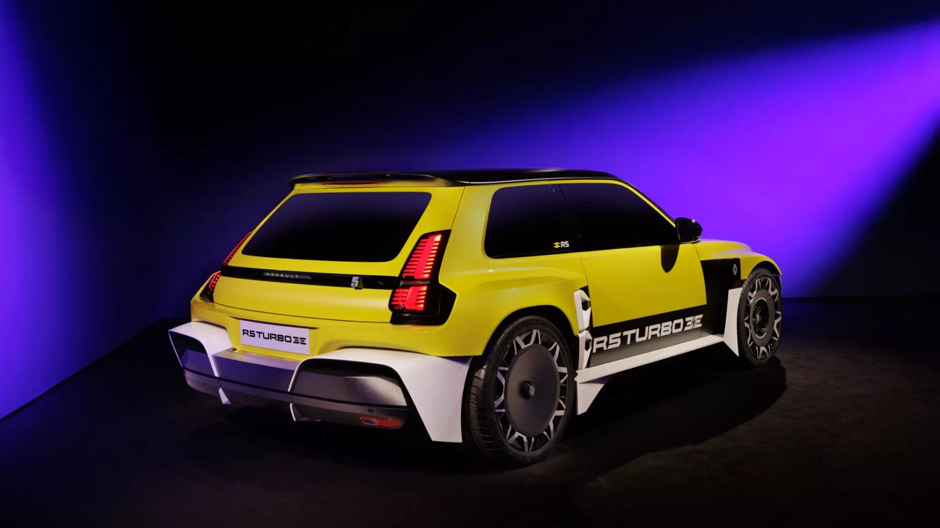 Renault 5 Turbo 3E vai voltar em 2027 com 540 cv, motores elétricos dentro das rodas traseiras, 4.800 Nm de torque e produção limitada a 1.980 unidades para transformar um compacto urbano em “mini-supercarro” elétrico