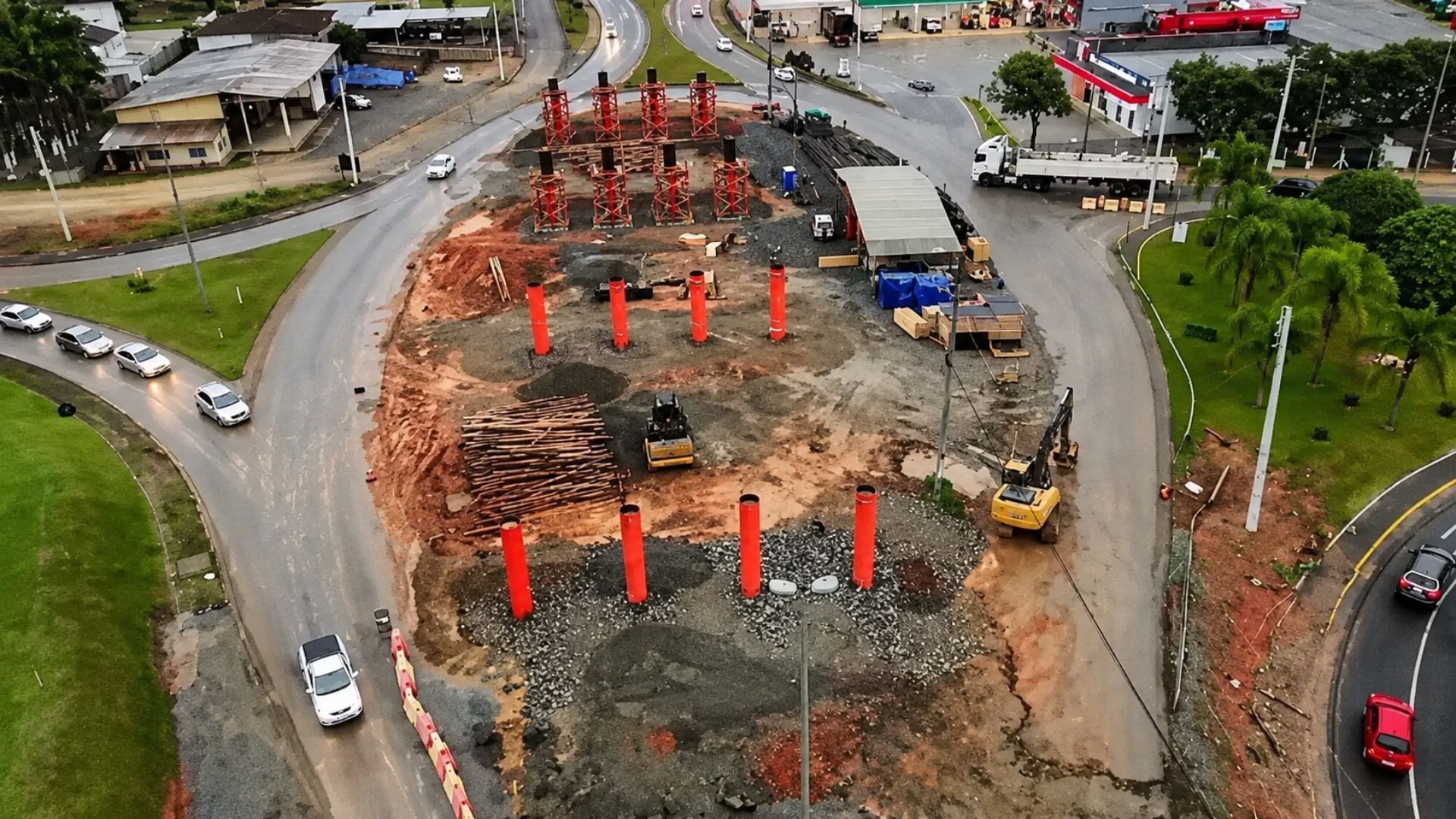 O maior viaduto de duplicação da SC-108 entre Guaramirim e Massaranduba tem 80 metros e avança nas obras registradas em vídeo pela empresa Infrasul. O trecho de 15,5 km está com 31,7% de execução e fica no eixo entre Joinville e Blumenau.