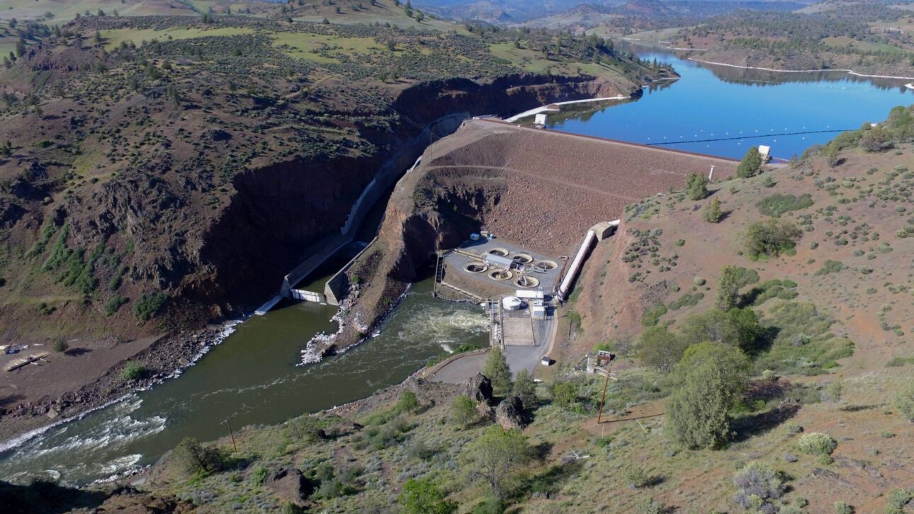 Pela primeira vez em mais de um século, o rio Klamath voltou a correr livre nos Estados Unidos após a demolição de quatro barragens hidrelétricas, e em poucas semanas o salmão já reapareceu em trechos que estavam bloqueados desde 1918, no maior projeto de restauração fluvial da história americana