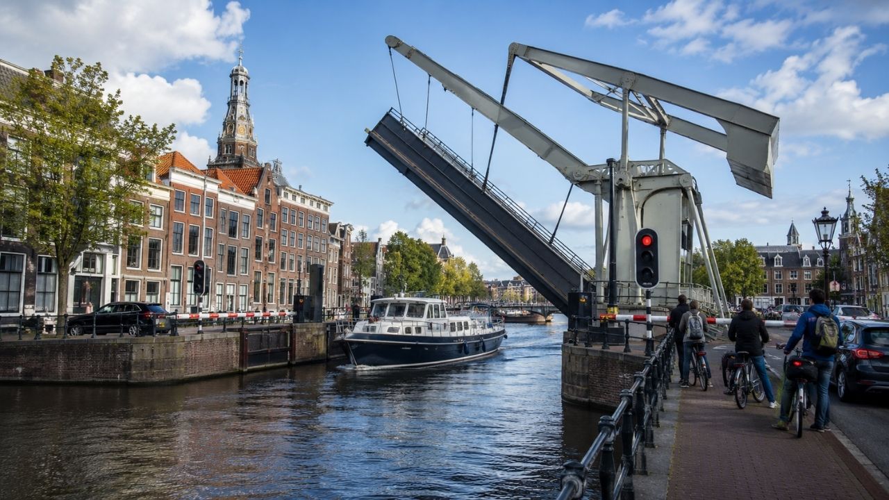 Pontes móveis na Holanda transformam ruas em passagens para barcos e revelam como sensores, contrapesos e operadores fazem toneladas de aço sair do caminho sem travar (3)