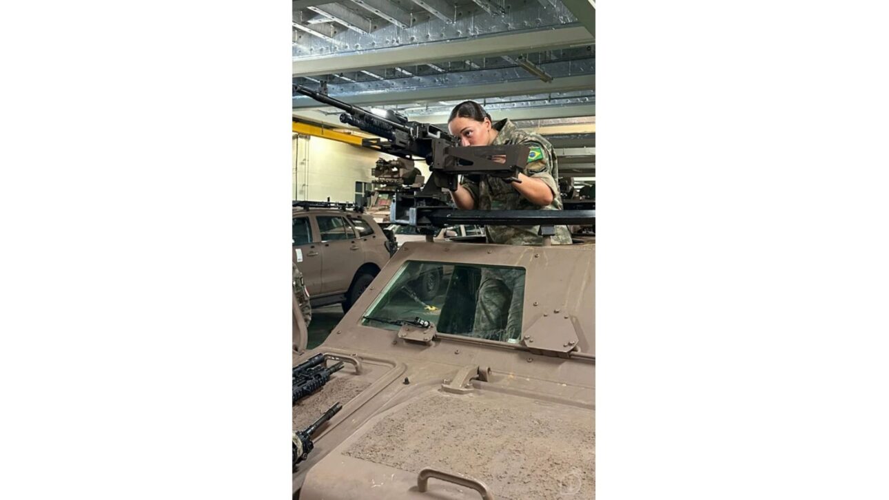 Soldier (Naval Fusilier) Helena Marins, from the Humaitá Battalion, in training during Operation “Caraïbes”, in France - Image: Brazilian Navy