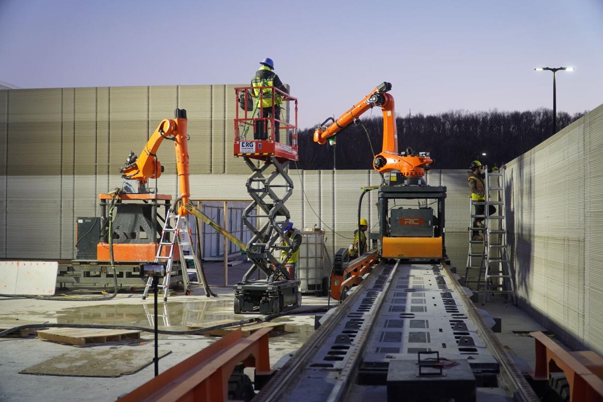 Zyrex é um robô de construção de 6 metros com 26 graus de liberdade, IA VLA e troca automática de bateria que promete substituir múltiplas equipes no canteiro.