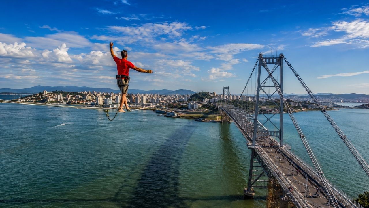 Rafael Bridi vai caminhar suspenso a 85 metros de altura em Florianópolis, numa travessia de mais de 1,2 km entre Continente e Ilha que pode transformar o centenário da Ponte Hercílio Luz