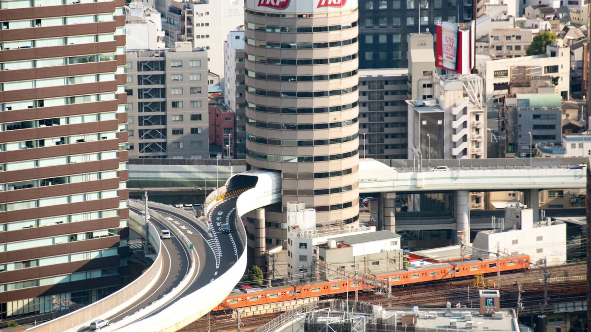 Rodovia em Osaka atravessa prédio Gate Tower no Japão após disputa por terreno e vira caso raro de engenharia urbana que atrai turistas.
