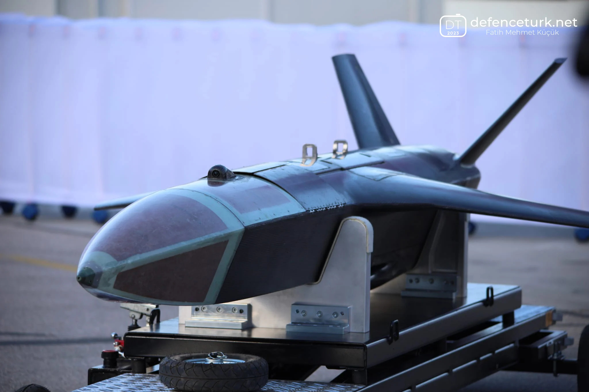 Com asas de 24 metros, dois motores turbodiesel, 49 horas de autonomia e capacidade de lançar sonoboias para caçar submarinos, o drone turco Aksungur pode vigiar uma área do tamanho do Brasil por dois dias seguidos sem pousar