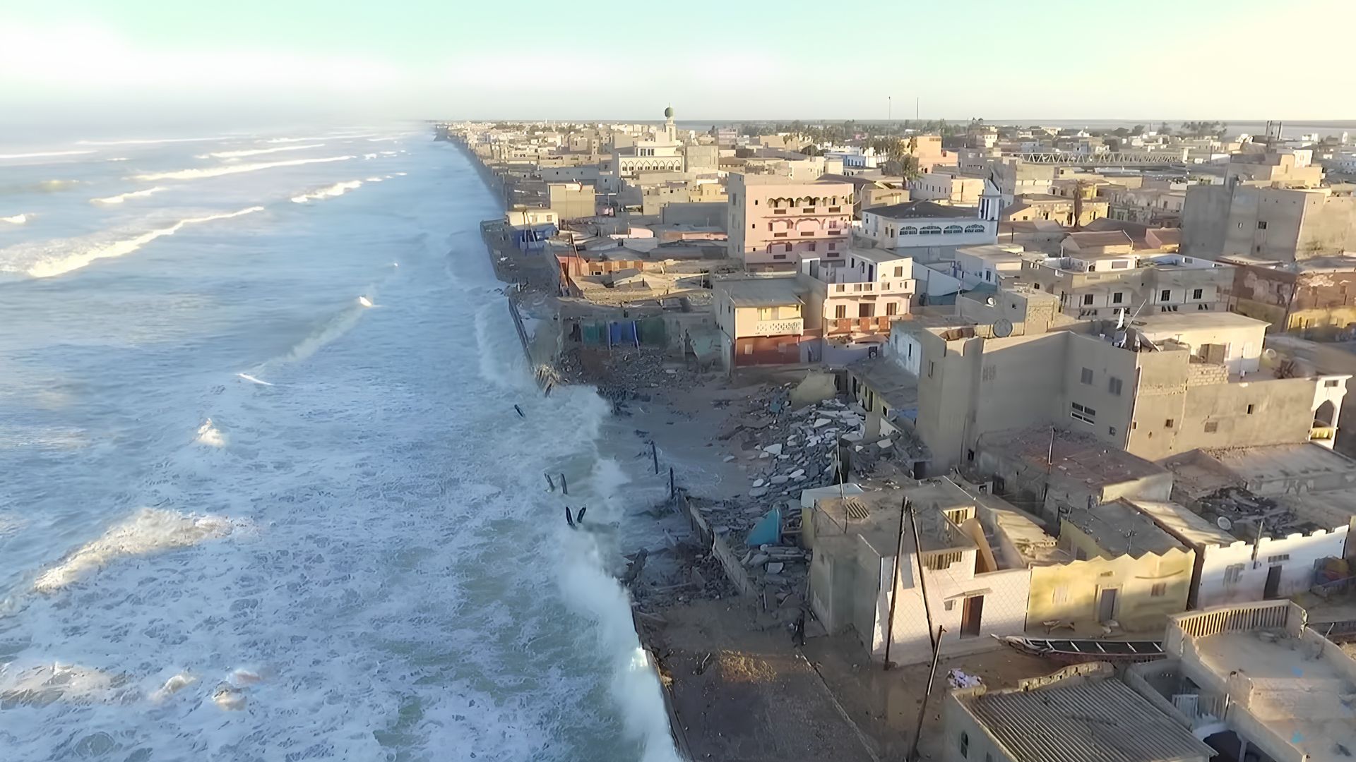 A “Veneza africana” está perdendo casas, história e chão para o Atlântico: Saint-Louis já deslocou mais de 3 mil pessoas e discute retirada enquanto parte da cidade pode ficar submersa até 2100