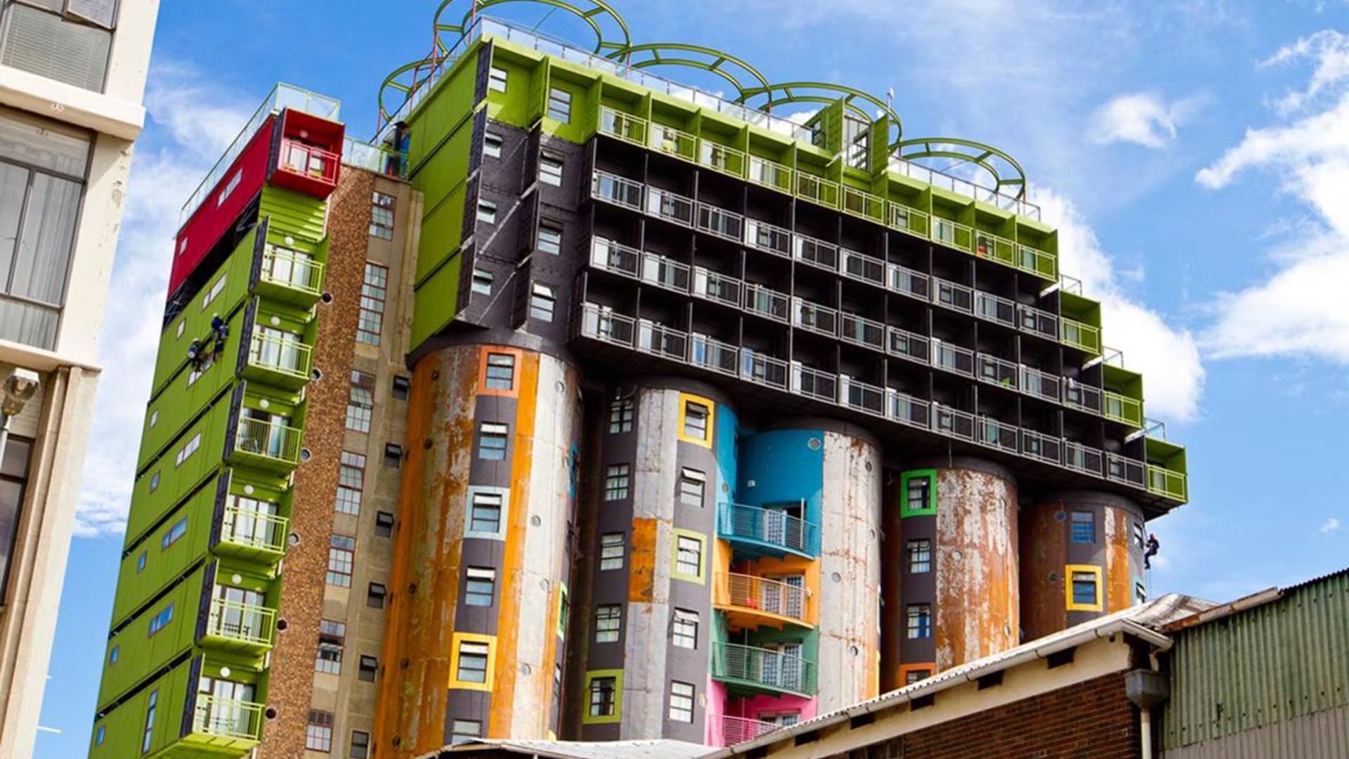 Silo abandonado em Joanesburgo virou moradia estudantil com 375 apartamentos, dez andares de concreto e quatro pavimentos de contêineres coloridos empilhados.