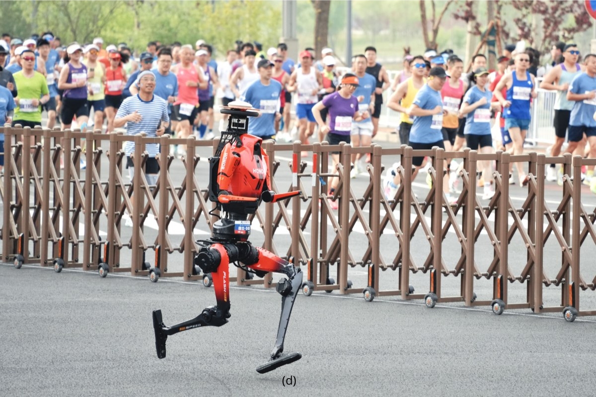 Robô humanoide chinês Lightning correndo durante meia maratona em Pequim, com atletas humanos ao fundo.