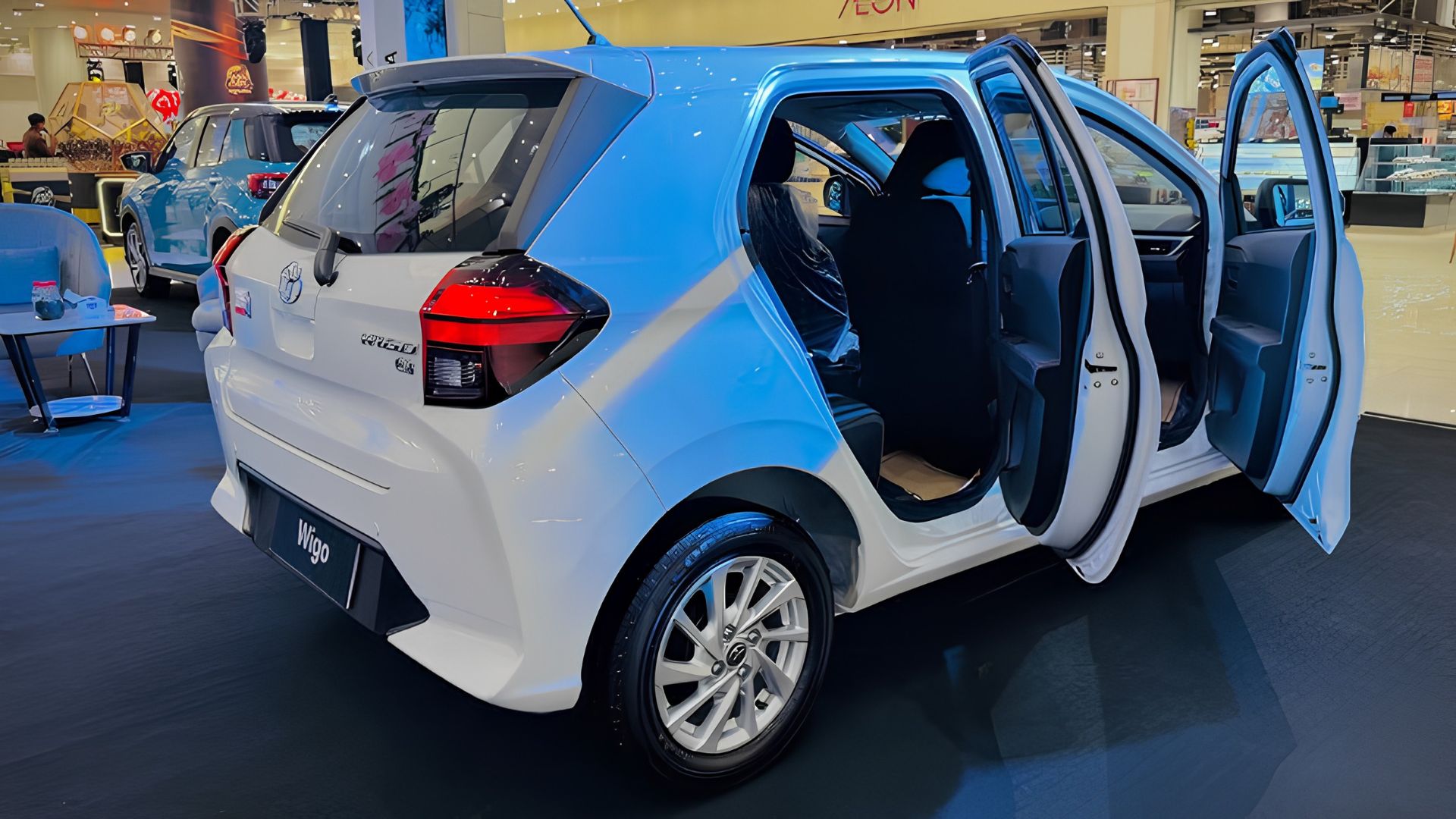 Toyota lança Wigo mais barato que Fiat Mobi, Citroën C3, Argo, Polo Track, HB20 e Onix no Brasil, com motor 1.0 de três cilindros, câmbio manual de 5 marchas ou CVT e câmera traseira na versão topo; hatch urbano mostra uma Toyota de entrada que o brasileiro não tem nas Filipinas