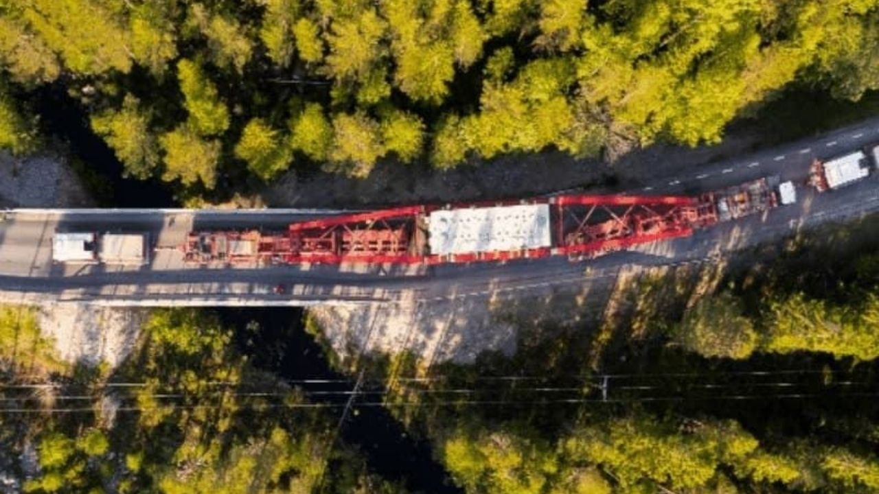 Transformador de 390 toneladas atravessou 270 quilômetros na Suécia em operação noturna com caminhões especiais, pontes reforçadas, estrada rebaixada em 400 mm e cruzamentos ferroviários