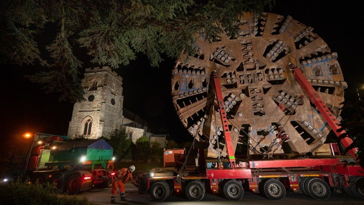 Tuneladora gigante do HS2 precisou ser desmontada após concluir o primeiro túnel, e sua cabeça de corte de 10 metros de diâmetro voltou em pé por estradas de Warwickshire (4)